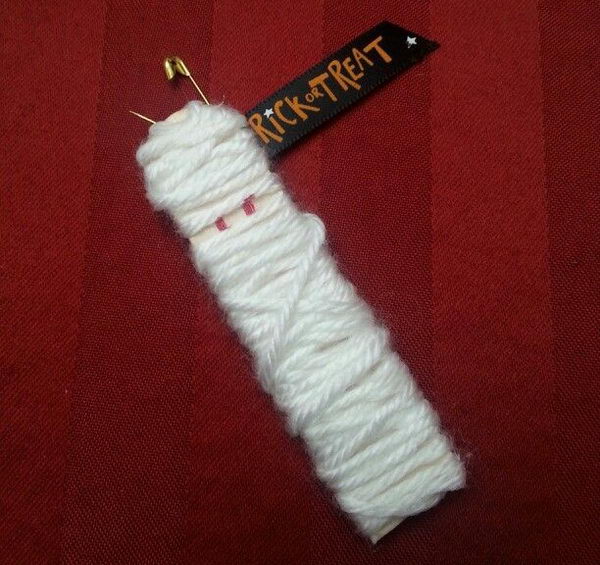 5 mummy popsicle stick white yarn 