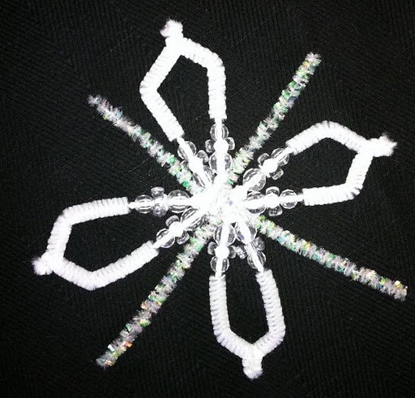 9 snowflakes pip cleaner crafts 