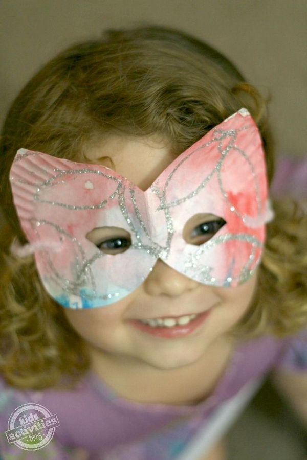 Paper Plate Mask. DIY Halloween Mask Crafts for Kids, which are embellished in rich colors and fine design. They are perfect props for Halloween pretend play which fosters imagination and creativity in children. 