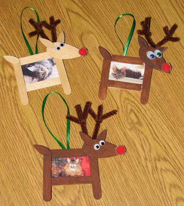 Use popsicle sticks to create reindeer shaped photo frame ornaments for Christmas. 