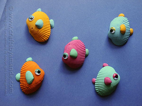 What a fun summer craft idea for making tropical seashell fish craft with all those shells collected from the beach. 