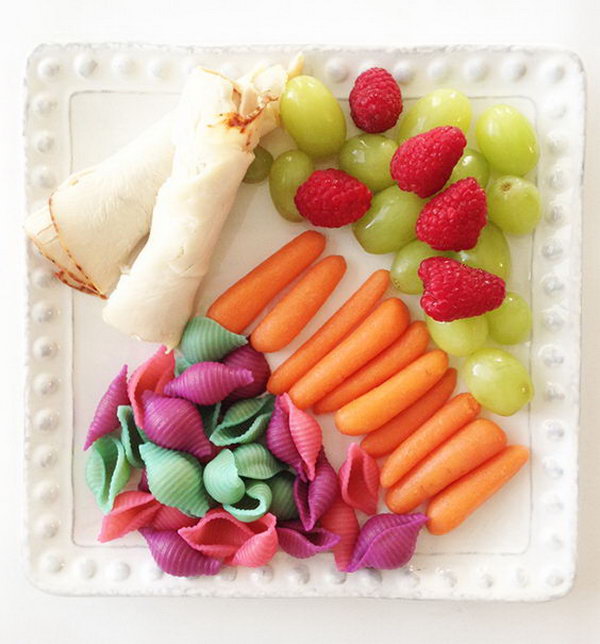This rainbow shell past is a simple and fun way to incorporate the colors of the rainbow into a lunch. 