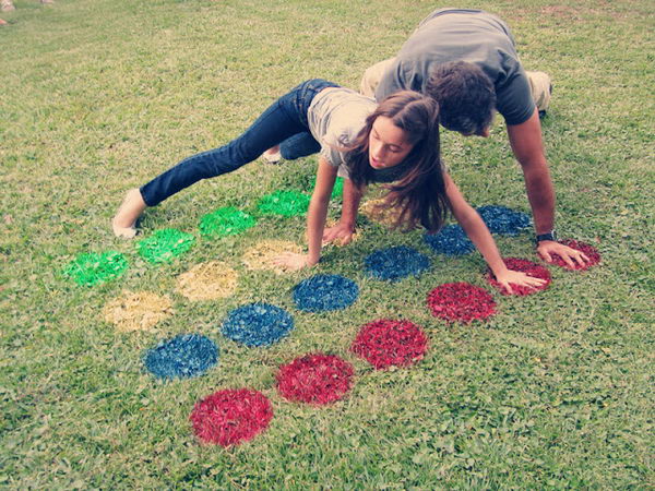 Lawn Twister Game. Interesting things to do out there in your backyard. So simple and cheap to make, and you could play them with your kids or family anytime. 