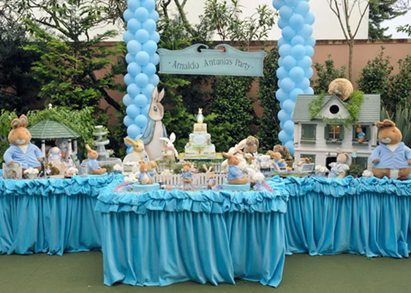 This Peter Rabbit themed party is awesome. Look at the birthday cake and wonderful truffle wrappers all around. The rabbits family, the houses, balloons，cakes and other decorations brings the children to a fairy tale world. 