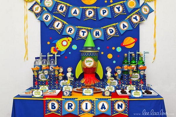 Did you realize that outer space is saturated with rich color? Yup. The hosts of the birthday party spared no effort in showing you the colorful outer space. Also notice the very cool, very do able candy rocket centerpiece. 