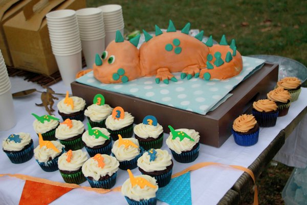 Dinosaur themed birthday party is absolutely a baby boy's favorite. The color scheme was orange, turquoise, apple green and brown — and there were dinosaurs everywhere! 