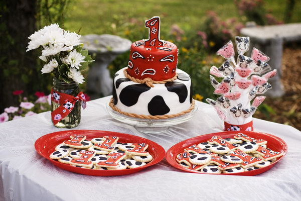 This little farm themed party is just so cute. I love the darling little cow cake from it! This party is adorable and could be the perfect theme for a baby boy. 