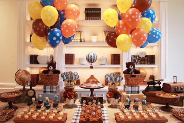 The party has everything babies loves. Lots of hot air balloons in bright colors, the teddy bears, the globe, the counter balance，many cupcakes, and more to look at. Hot air balloons usually symbolize growing or going up. What a great way to display the wishes to your loved child. 