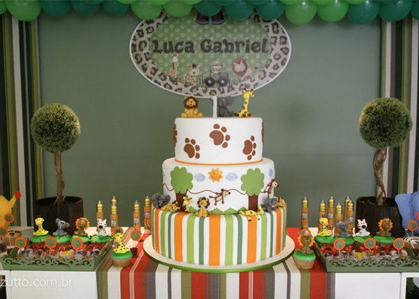 Safari themed birthday parties for babies have become so ... hot. Kids usually have strong liking of animals. It's hard to imagine a baby boy not in fond of this party design. 