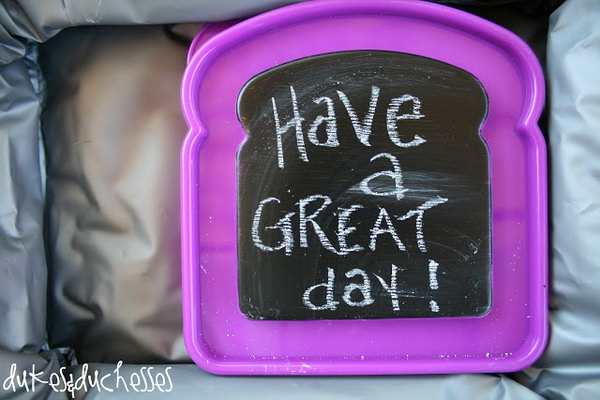 Chalkboard Lunch Boxes. Paint the lids of little containers with chalkboard paint to leave sweet notes to kids' lunchboxes. Kids must adore this creative beautiful decor and it also serves as a good reminder. 