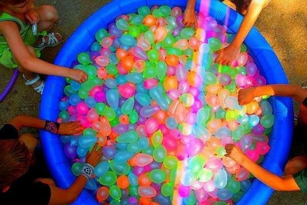 Water Balloon Fight. Fill the balloon with non toxic paint and have a fierce water balloon fight. It must be very thrilled for the kids to take part in this funny game and the colorful faces must make them laugh from time to time. 