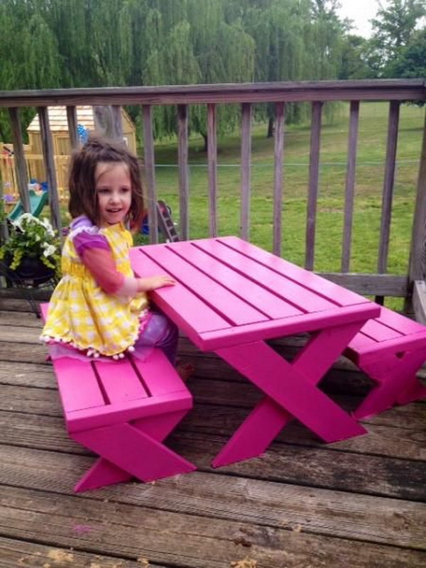 DIY Pallet Kids Picnic Table. 