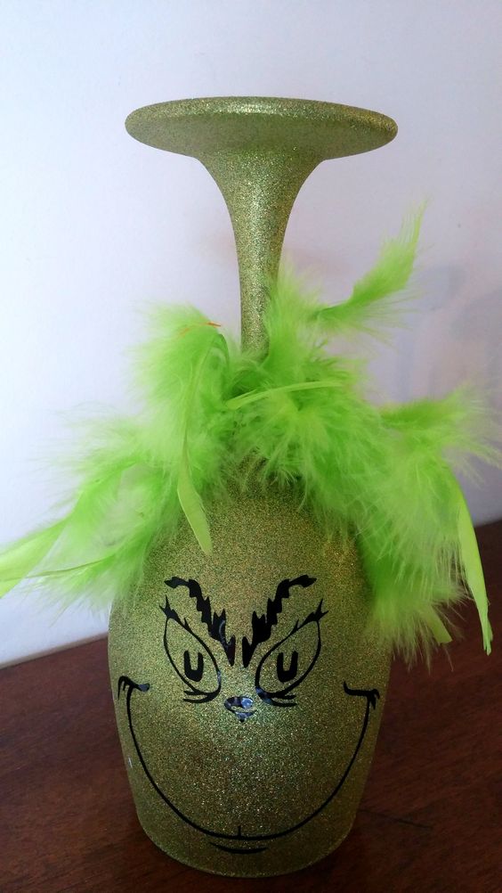 Grinch Glitter Wine Glass. 