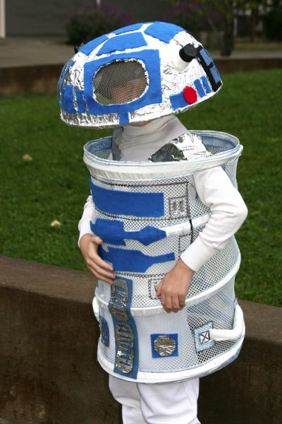 Easy R2D2 Costume from Laundry Hamper. 